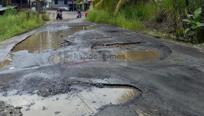 Setahun Kandoli-Tuda Memimpin Mitra, Jalan Rusak Justru Menganga di Dekat Rumah Bupati