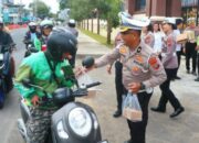 Ditlantas Polda Sulut-Bapenda Bagikan 500 Takjil di Jalan Raya dan Edukasi Warga Tertib Berlalu Lintas