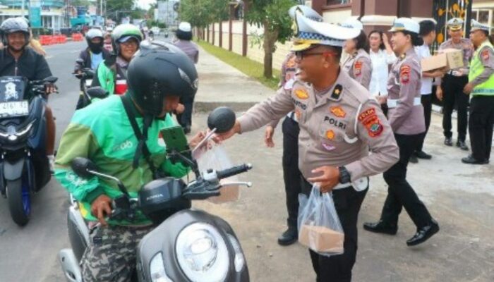 Ditlantas Polda Sulut-Bapenda Bagikan 500 Takjil di Jalan Raya dan Edukasi Warga Tertib Berlalu Lintas