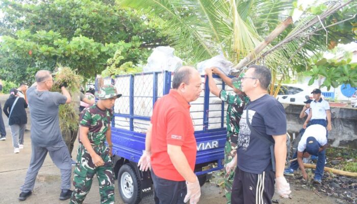 Prajurit Kodam XIII/Merdeka Kembali Bersihkan Pesisir Pantai Karangria
