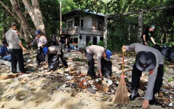 Polairud Polda Sulut dan Jurnalis Bersihkan Pantai Lembeh, 31 Karung Sampah Diangkut