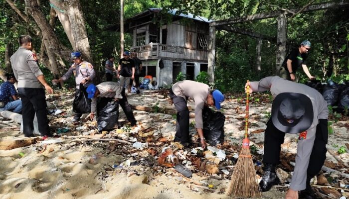 Polairud Polda Sulut dan Jurnalis Bersihkan Pantai Lembeh, 31 Karung Sampah Diangkut
