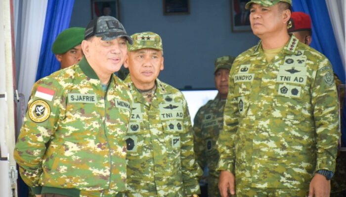 Pangdam Dampingi Menhan Kunker di Yonif 868