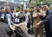 Pangdam Merdeka Dampingi Gubernur Sulut Serahkan Hewan Kurban