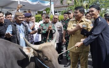 Pangdam Merdeka Dampingi Gubernur Sulut Serahkan Hewan Kurban