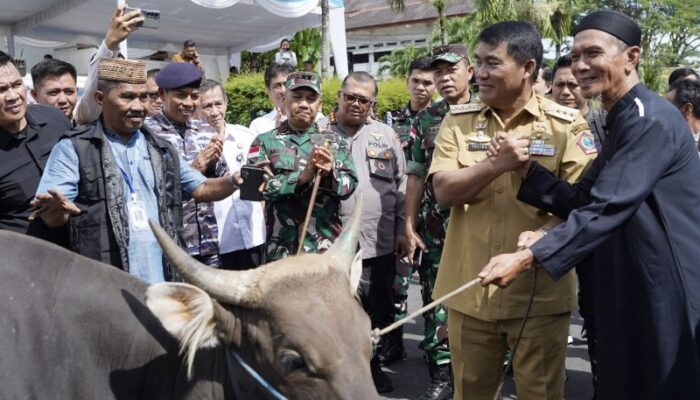 Pangdam Merdeka Dampingi Gubernur Sulut Serahkan Hewan Kurban