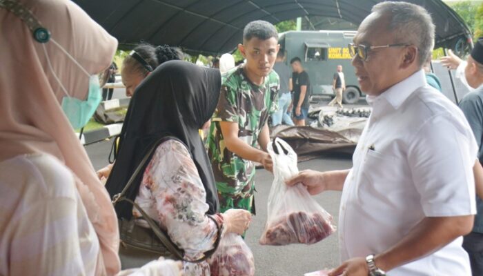 Pangdam Merdeka Berbagi Daging Kurban