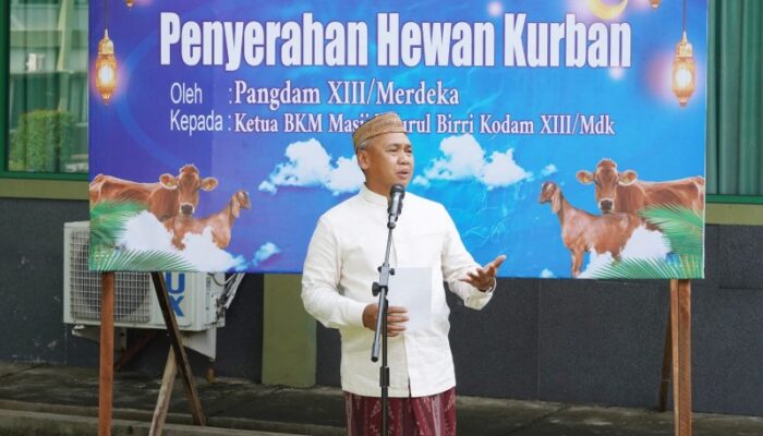 Pangdam Merdeka Serahkan 21 Hewan Kurban