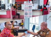 Pemohon Membludak, Kadis Dukcapil Minahasa Meidy Rengkuan Turun Langsung Layani Warga