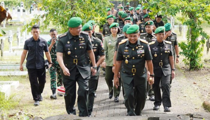 Sambut HUT ke-68, Keluarga Besar Kodam Merdeka  Ziarah di TMP Kairagi