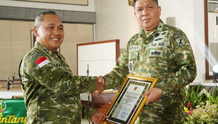 Kapendam Terima Penghargaan dari Pangdam XIII/Merdeka