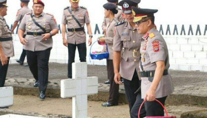 Jelang Hari Bhayangkara ke-80, Polda Sulut Gelar Ziarah di TMP Kairagi dan Tabur Bunga di Laut