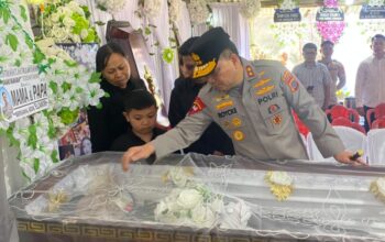 Kapolda Sulut Beri Penghormatan Terakhir kepada Briptu Exel Mamuli, Pastikan Keluarga Dapat Pendampingan