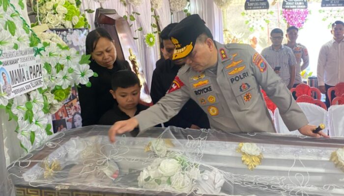 Kapolda Sulut Beri Penghormatan Terakhir kepada Briptu Exel Mamuli, Pastikan Keluarga Dapat Pendampingan