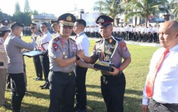Wakapolda Sulut Serahkan Penghargaan Pemenang Lomba Hari Bhayangkara ke-80, Tekankan Profesionalisme Personel