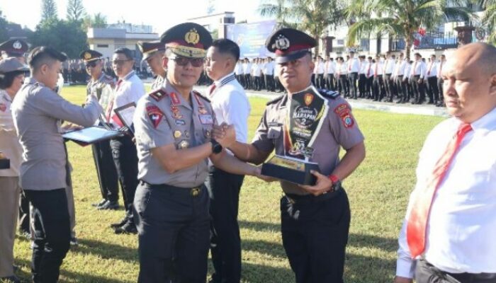 Wakapolda Sulut Serahkan Penghargaan Pemenang Lomba Hari Bhayangkara ke-80, Tekankan Profesionalisme Personel