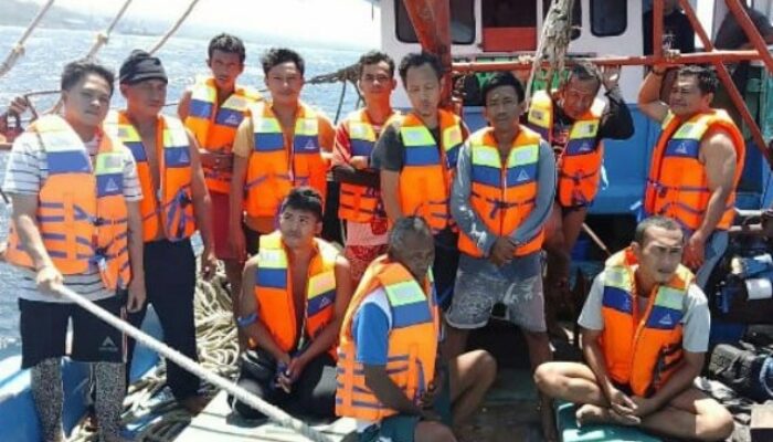 KM Koxinga Tenggelam Dihantam Gelombang Tinggi di Kema, 12 Nelayan Berhasil Diselamatkan