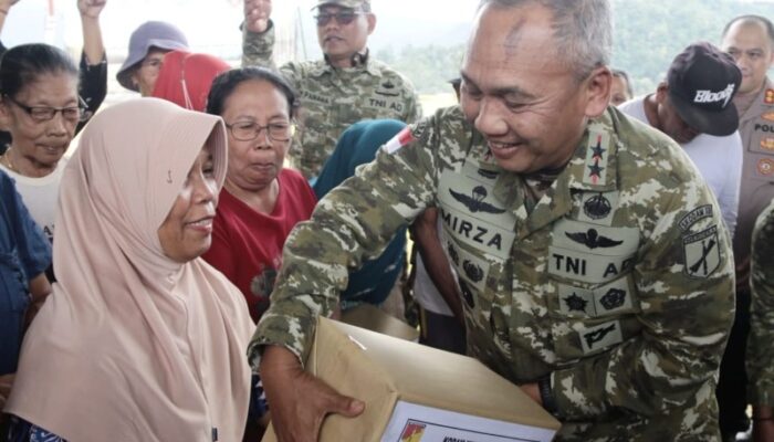 Pangdam Hadiri Panen Raya Nasional dan Bagikan Sembako di Dumoga