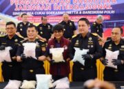 Pilot Malaysia ditangkap Bareskrim Polri karena diduga membawa 70.114 butir ekstasi seberat 25 kilogram dari Malaysia ke Indonesia melalui Bandara Soekarno-Hatta.