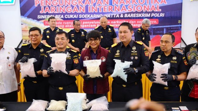 Pilot Malaysia ditangkap Bareskrim Polri karena diduga membawa 70.114 butir ekstasi seberat 25 kilogram dari Malaysia ke Indonesia melalui Bandara Soekarno-Hatta.