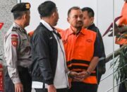 Bupati Pemalang, seorang orang kepercayaan, dan ajudan pimpinan KPK mengenakan rompi tahanan oranye usai ditahan dalam operasi tangkap tangan KPK dengan barang bukti uang lebih dari Rp2 miliar.