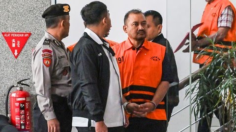 Bupati Pemalang, seorang orang kepercayaan, dan ajudan pimpinan KPK mengenakan rompi tahanan oranye usai ditahan dalam operasi tangkap tangan KPK dengan barang bukti uang lebih dari Rp2 miliar.