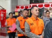 Bupati Pemalang dan tiga tersangka lainnya mengenakan rompi tahanan oranye usai operasi tangkap tangan KPK yang menyita uang lebih dari Rp2 miliar.