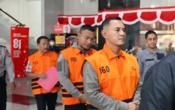 Bupati Pemalang dan tiga tersangka lainnya mengenakan rompi tahanan oranye usai operasi tangkap tangan KPK yang menyita uang lebih dari Rp2 miliar.