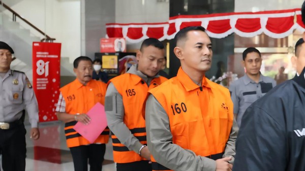 Bupati Pemalang dan tiga tersangka lainnya mengenakan rompi tahanan oranye usai operasi tangkap tangan KPK yang menyita uang lebih dari Rp2 miliar.