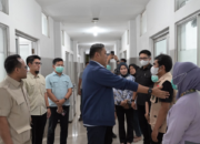 Kepala Badan Gizi Nasional Sudaryono menjenguk siswa korban dugaan insiden keamanan pangan pada Program Makan Bergizi Gratis.