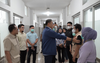 Kepala Badan Gizi Nasional Sudaryono menjenguk siswa korban dugaan insiden keamanan pangan pada Program Makan Bergizi Gratis.