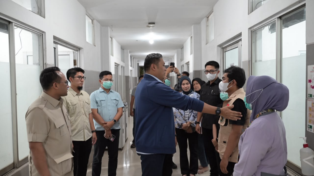 Kepala Badan Gizi Nasional Sudaryono menjenguk siswa korban dugaan insiden keamanan pangan pada Program Makan Bergizi Gratis.