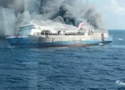 Kapal penumpang KM Mutiara Sentosa II terbakar di tengah pelayaran saat proses evakuasi penumpang berlangsung.
