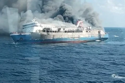 Kapal penumpang KM Mutiara Sentosa II terbakar di tengah pelayaran saat proses evakuasi penumpang berlangsung.