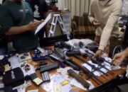 Polisi mengamankan ratusan air soft gun dan satu senjata api yang ditemukan di gudang sebuah sekolah di Kebayoran Lama, Jakarta Selatan.