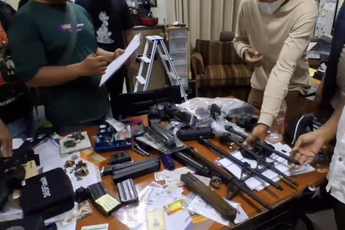 Polisi mengamankan ratusan air soft gun dan satu senjata api yang ditemukan di gudang sebuah sekolah di Kebayoran Lama, Jakarta Selatan.