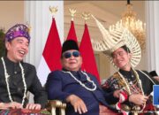 Presiden Prabowo Subianto duduk di antara Joko Widodo dan Gibran Rakabuming Raka usai upacara HUT ke-81 RI di Istana Merdeka.