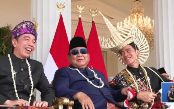 Presiden Prabowo Subianto duduk di antara Joko Widodo dan Gibran Rakabuming Raka usai upacara HUT ke-81 RI di Istana Merdeka.