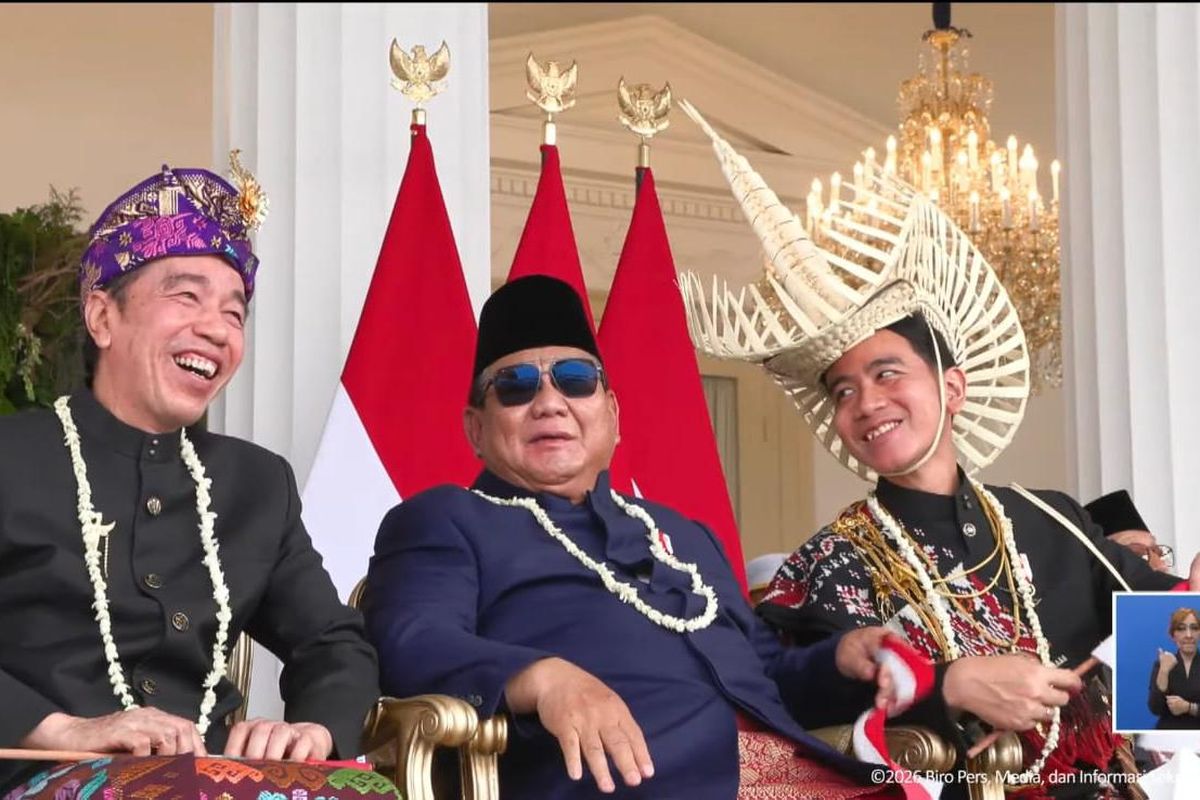 Presiden Prabowo Subianto duduk di antara Joko Widodo dan Gibran Rakabuming Raka usai upacara HUT ke-81 RI di Istana Merdeka.