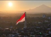 Bendera Merah Putih raksasa berukuran 14 x 21 meter berkibar di puncak Menara Tower Makodam XIII/Merdeka, Manado, sebagai bagian dari peringatan HUT ke-81 Kemerdekaan Republik Indonesia.