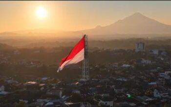 Bendera Merah Putih raksasa berukuran 14 x 21 meter berkibar di puncak Menara Tower Makodam XIII/Merdeka, Manado, sebagai bagian dari peringatan HUT ke-81 Kemerdekaan Republik Indonesia.