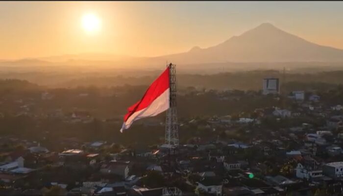 Diinisiasi Mayjen Mirza, Merah Putih Raksasa Berkibar Gagah di Makodam Merdeka