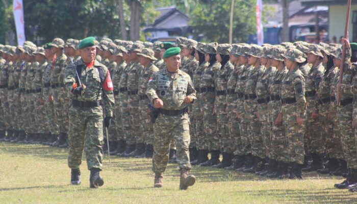 Mayjen Mirza Irup Tupdik SPPI KDKMP dan KNMP, Letkol Rocky Komandan Upacara