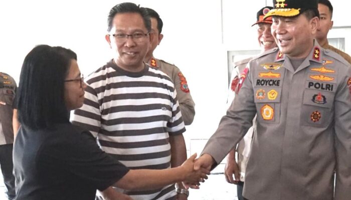 Kapolda Sulut Tinjau Gereja GMIM yang Terbakar, Salurkan Bantuan dan Imbau Waspada Musim Kemarau
