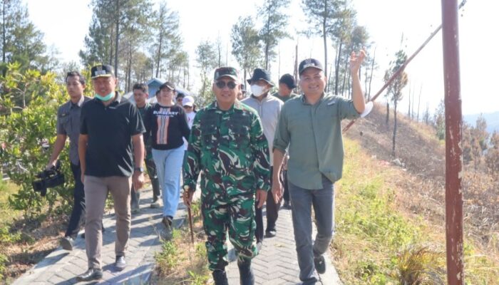 Mayjen Mirza Tinjau Langsung Kebakaran Hutan Lindung Gunung Soputan