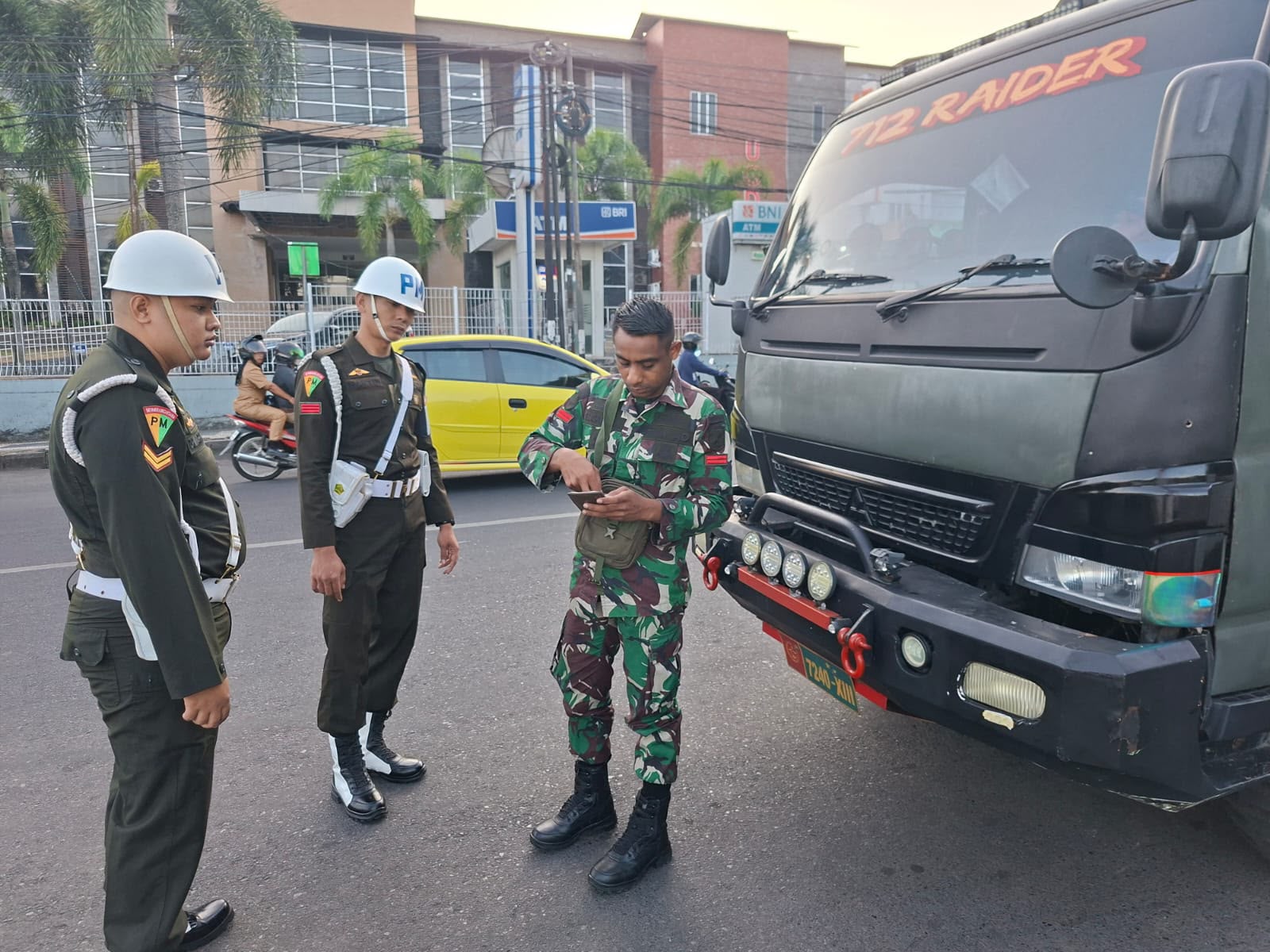 Pomdam XIII/Merdeka melaksanakan Operasi Gaktib dengan pemeriksaan kendaraan dan kelengkapan administrasi prajurit TNI.