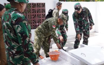 Pangdam XIII/Merdeka Mayjen TNI Mirza Agus meninjau langsung pelaksanaan Karya Bakti di Miangas dan memastikan kegiatan memberikan manfaat bagi masyarakat.