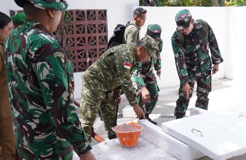 Pangdam XIII/Merdeka Mayjen TNI Mirza Agus meninjau langsung pelaksanaan Karya Bakti di Miangas dan memastikan kegiatan memberikan manfaat bagi masyarakat.
