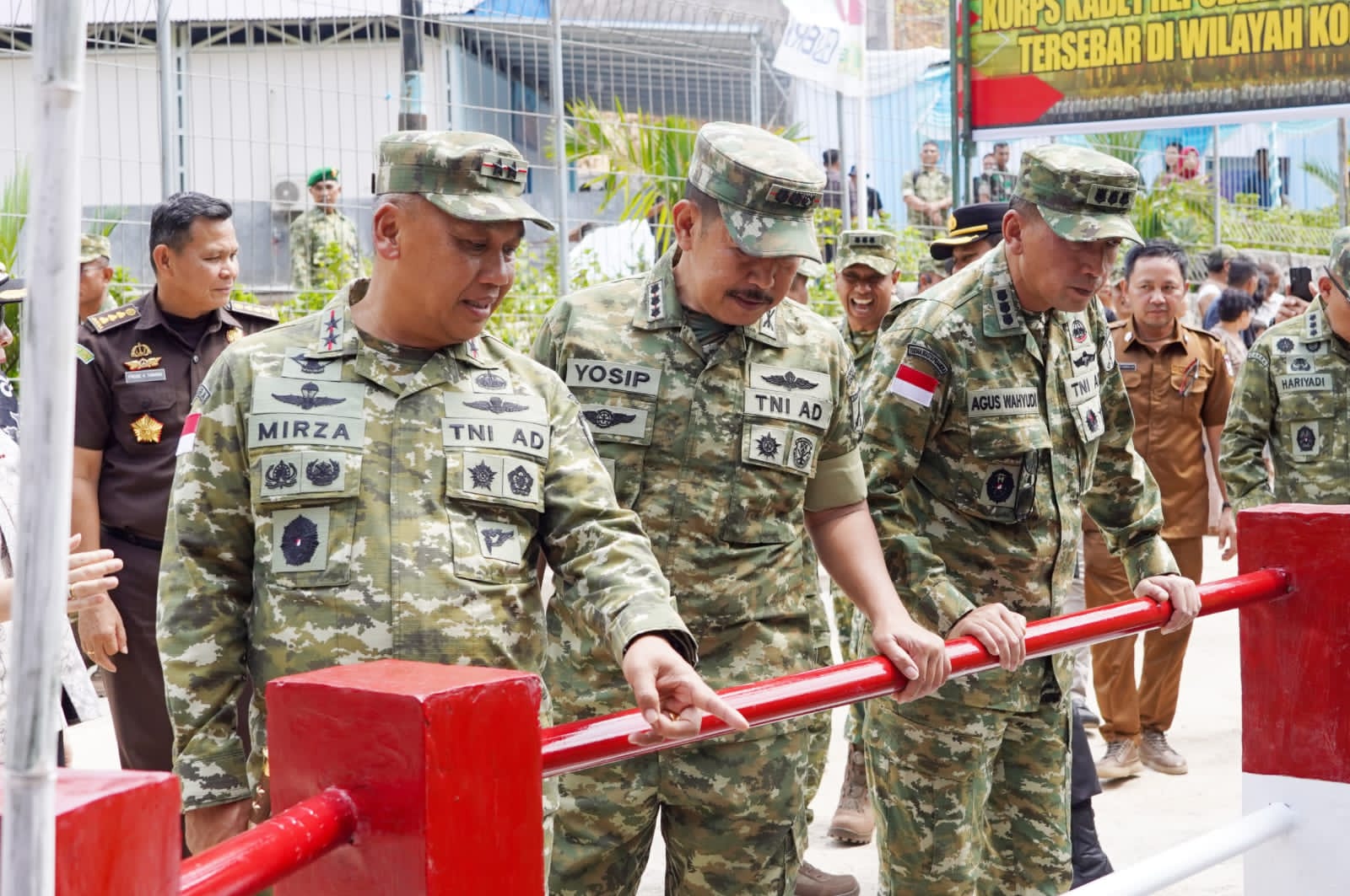 Pangdam XIII/Merdeka Mayjen TNI Mirza Agus menghadiri launching pembangunan Jembatan Garuda dan titik air bersih di Desa Lotta, Minahasa.