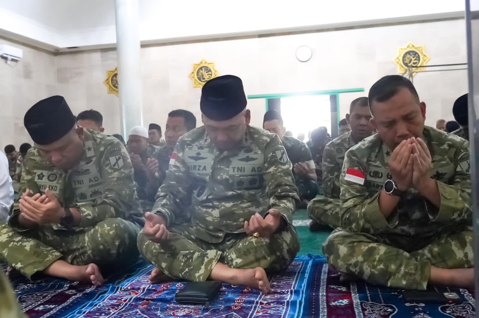 Pangdam XIII/Merdeka Mayjen TNI Mirza Agus bersama prajurit dan keluarga mengikuti lomba HUT ke-81 Kemerdekaan RI di Manado.